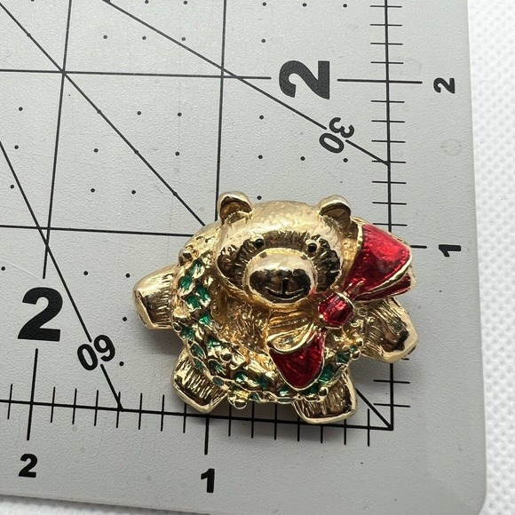 Chubby Teddy Bear Christmas Wreath Enamel Brooch Pin Gold Tone Vintage Holiday - Picture 4 of 4